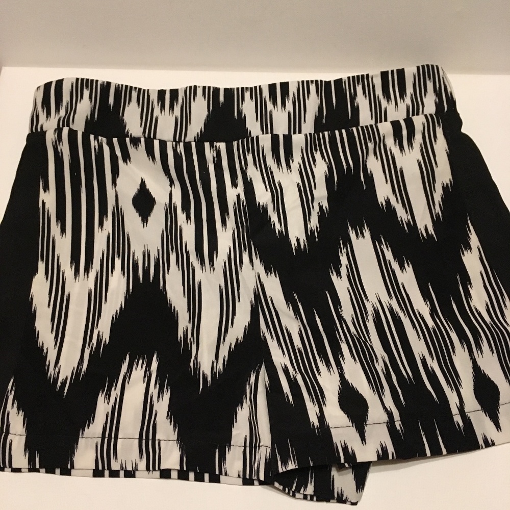 Socialite Shorts Abstract Black & White